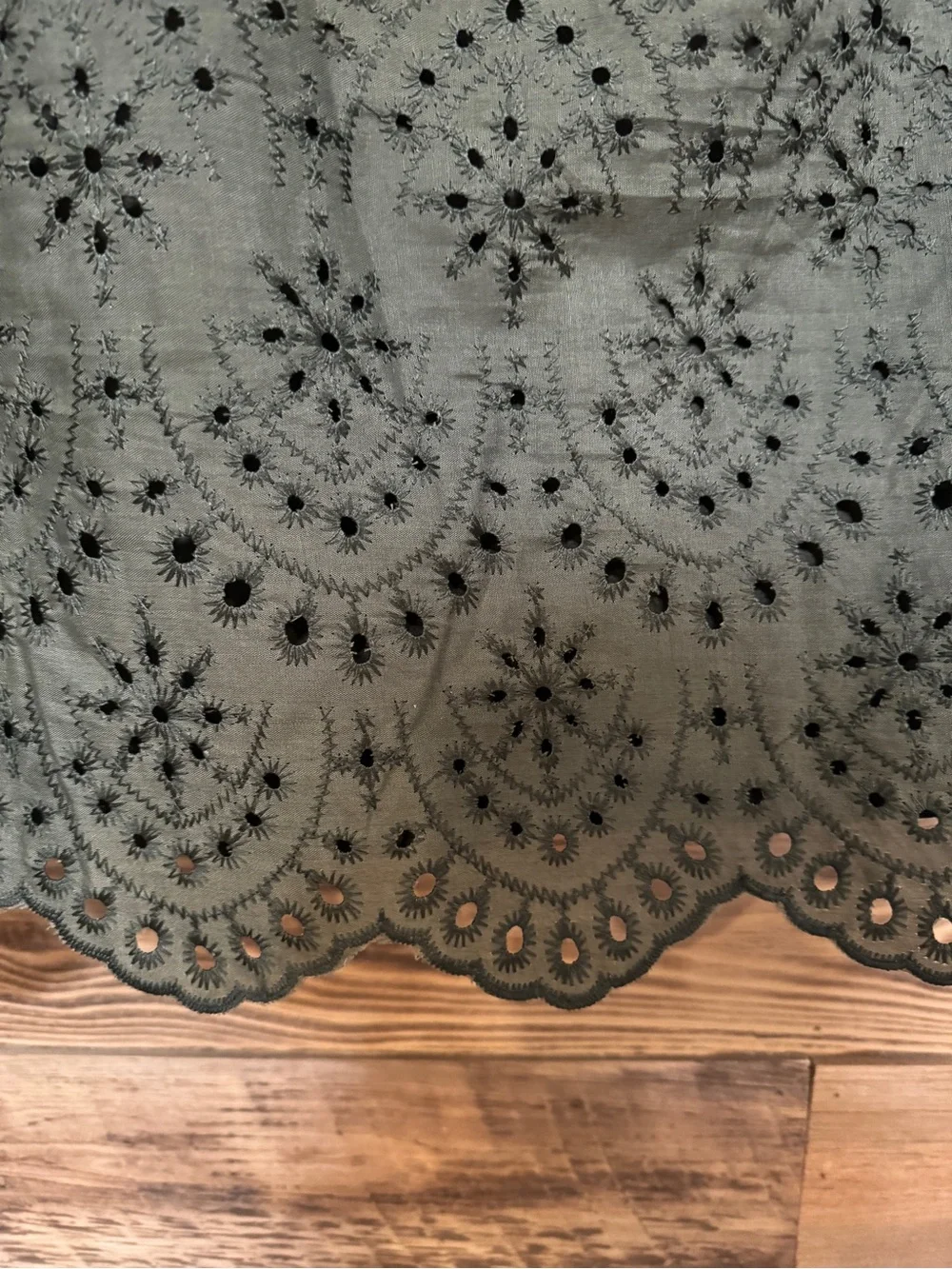 Boohoo Olive Eyelet V-Neck Short Sleeve Top - Picture 4 of 8
